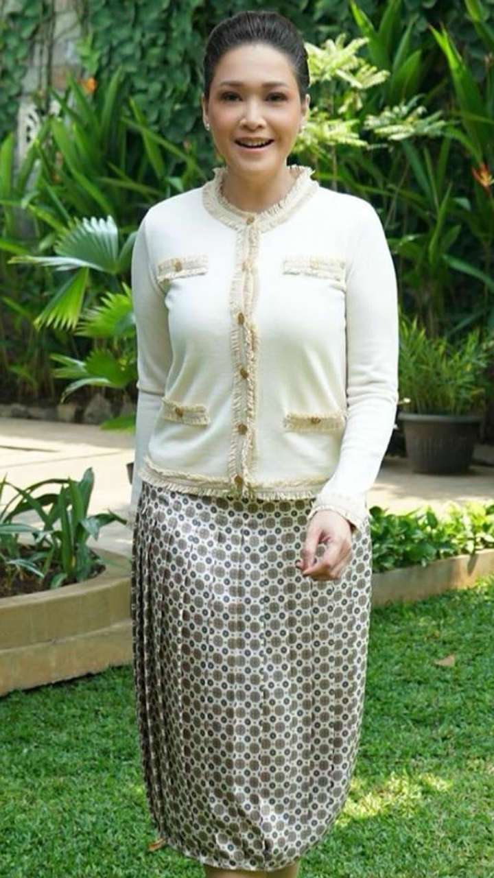 5 Pesona Maia Estianty dengan Makeup Flawless, bak Mahasiswi