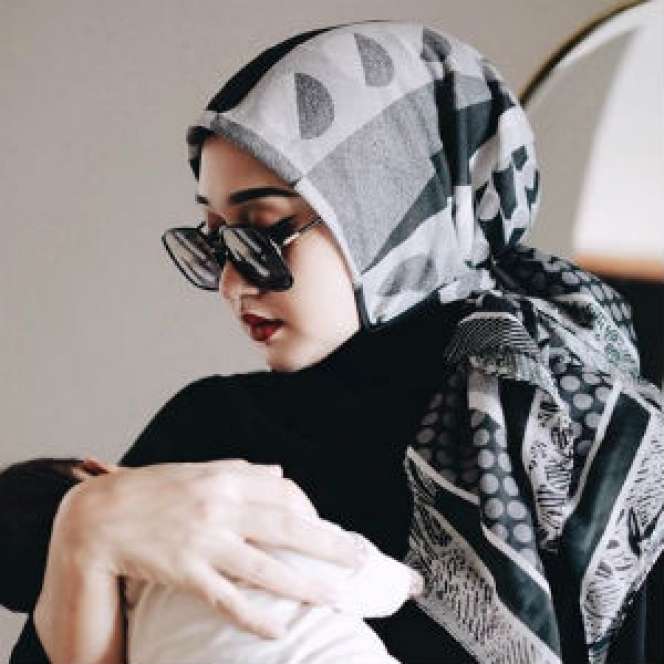 Momen Dian Pelangi Pemotretan Sambil Momong Anak