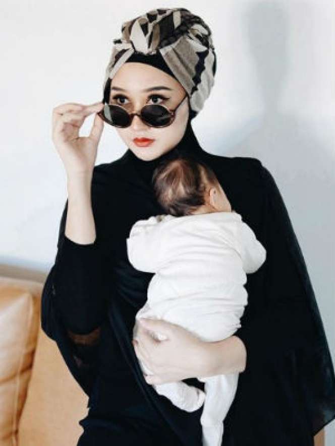 Momen Dian Pelangi Pemotretan Sambil Momong Anak