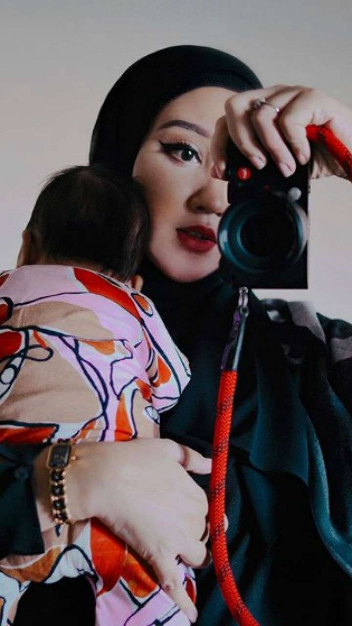 Momen Dian Pelangi Pemotretan Sambil Momong Anak
