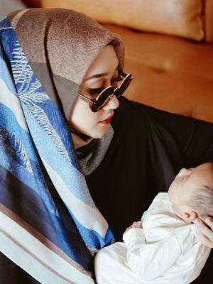 Momen Dian Pelangi Pemotretan Sambil Momong Anak