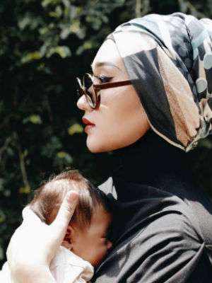 Momen Dian Pelangi Pemotretan Sambil Momong Anak