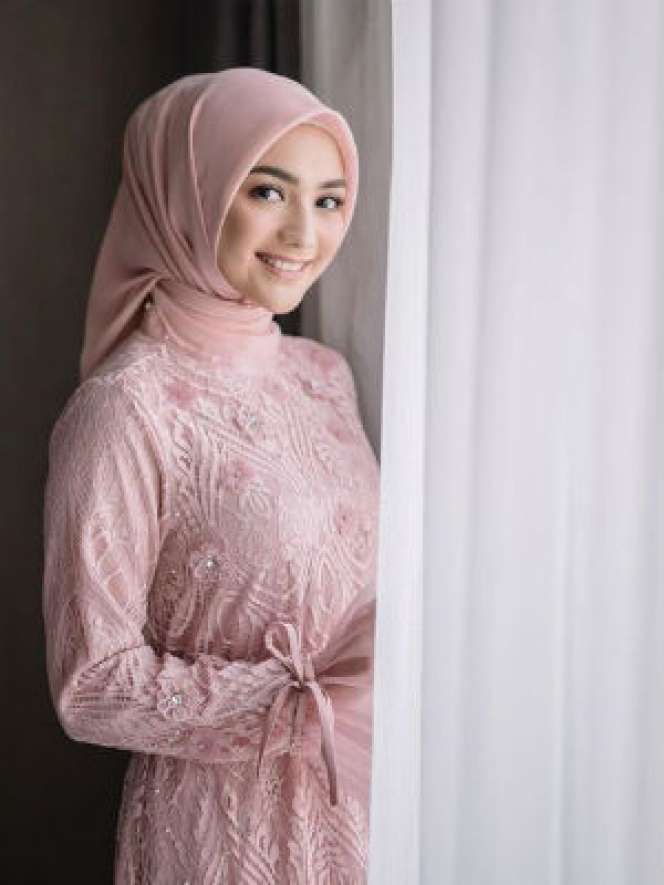 Pesona 5 Seleb Cantik Saat Pengajian Jelang Nikah