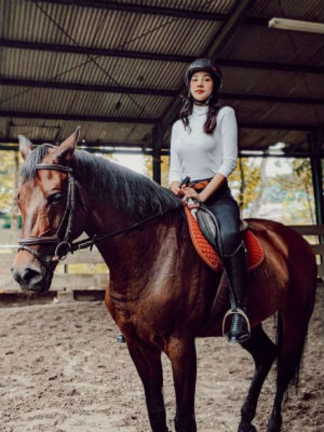 Bikin Salfok Potret Anya Geraldine Saat Berkuda