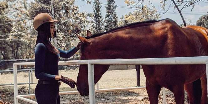 Bikin Salfok Potret Anya Geraldine Saat Berkuda