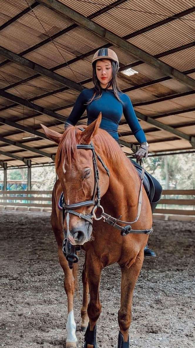 Bikin Salfok Potret Anya Geraldine Saat Berkuda