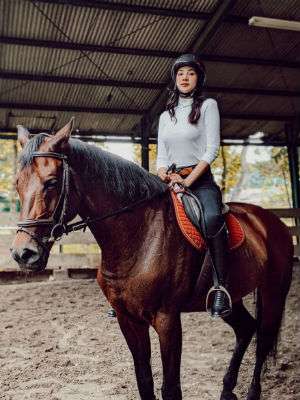Bikin Salfok Potret Anya Geraldine Saat Berkuda