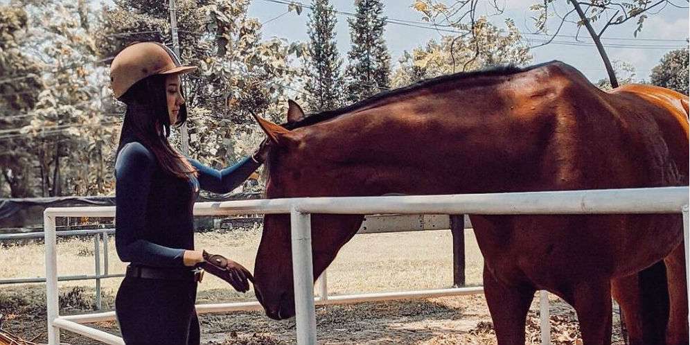 Bikin Salfok Potret Anya Geraldine Saat Berkuda