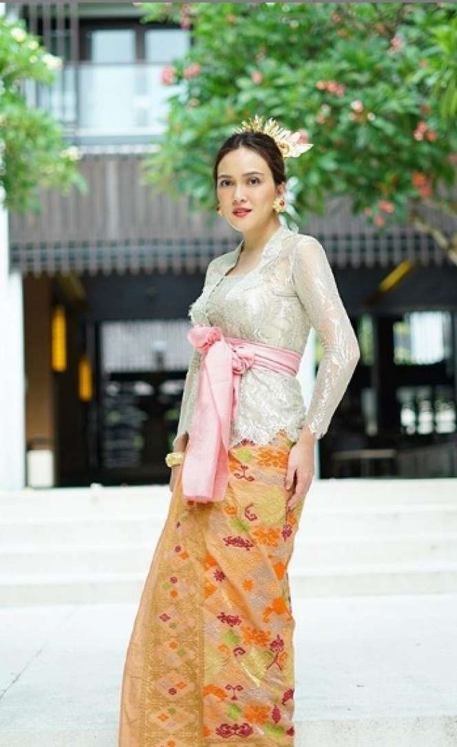 Potret Memukau Shandy Aulia Berbusana Adat Bali