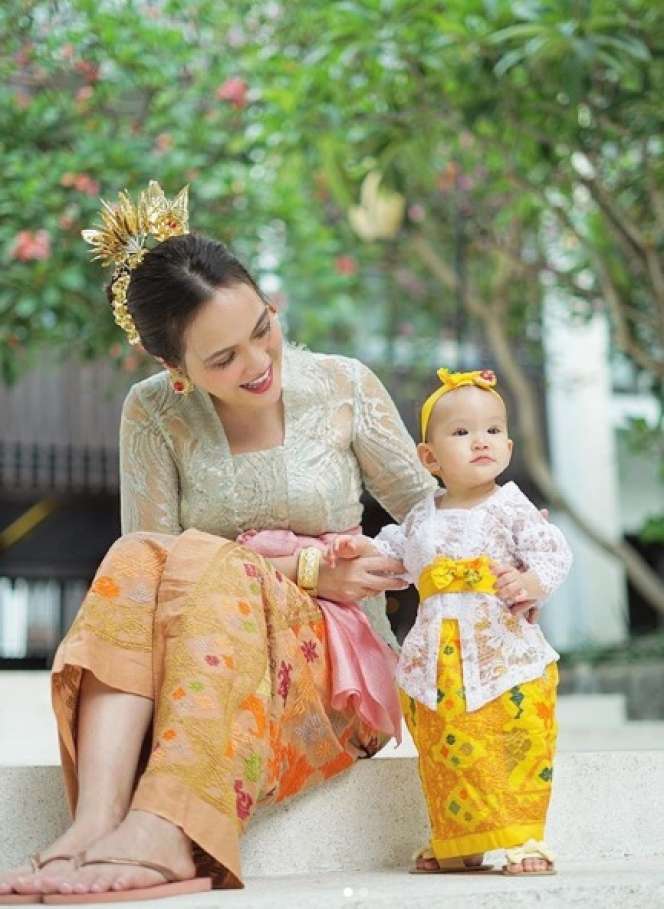 Potret Memukau Shandy Aulia Berbusana Adat Bali