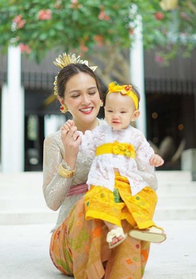 Potret Memukau Shandy Aulia Berbusana Adat Bali