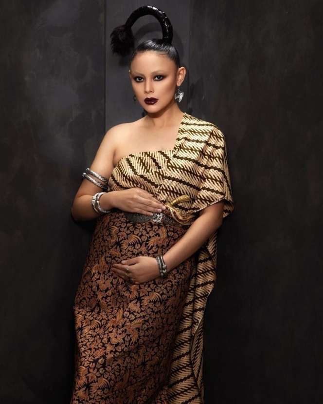 Potret Maternity Whulandary Herman Jadi Sorotan