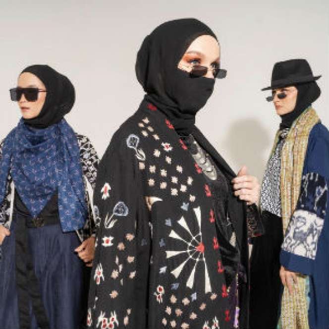 Vivi Zubedi Kawinkan Dua Kain Tradisional Indonesia di Moskow