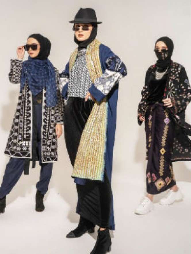 Vivi Zubedi Kawinkan Dua Kain Tradisional Indonesia di Moskow