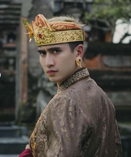 Gagah, Potret Verrell Bramasta Kenakan Baju Adat Bali