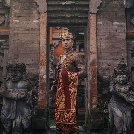Gagah, Potret Verrell Bramasta Kenakan Baju Adat Bali