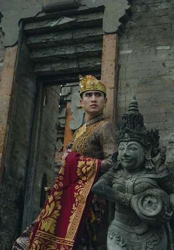 Gagah, Potret Verrell Bramasta Kenakan Baju Adat Bali