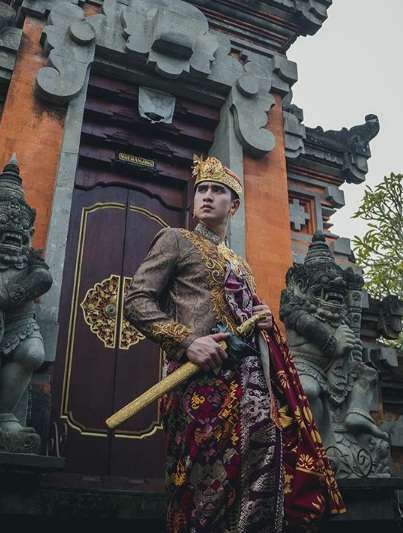 Gagah, Potret Verrell Bramasta Kenakan Baju Adat Bali