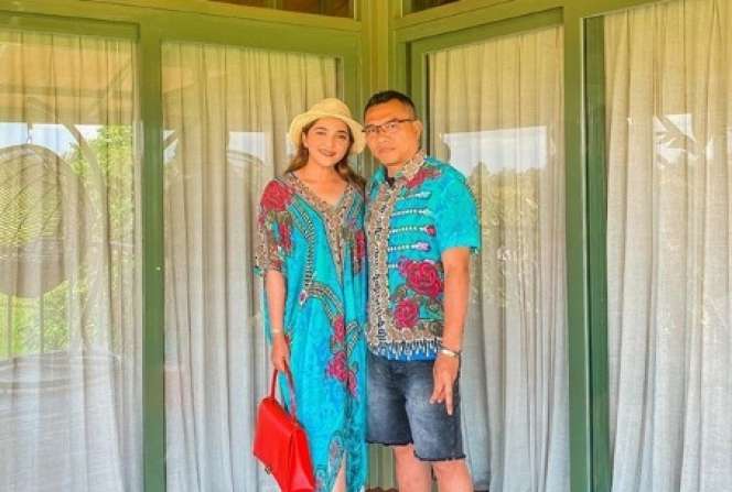 Terpaut Usia Lebih 10 Tahun, Pasangan Seleb Ini Tetap Harmonis