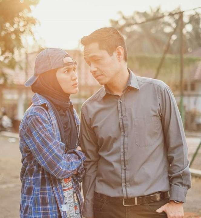 Terpaut Usia Lebih 10 Tahun, Pasangan Seleb Ini Tetap Harmonis