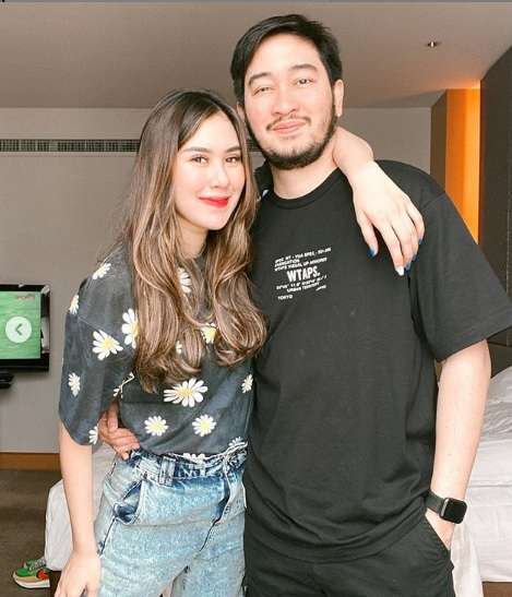 Terpaut Usia Lebih 10 Tahun, Pasangan Seleb Ini Tetap Harmonis