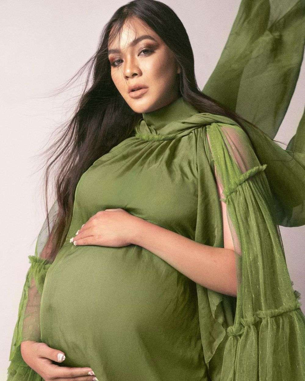 5 Potret Maternity Kezia Warouw, Bergaya bak Gigi Hadid