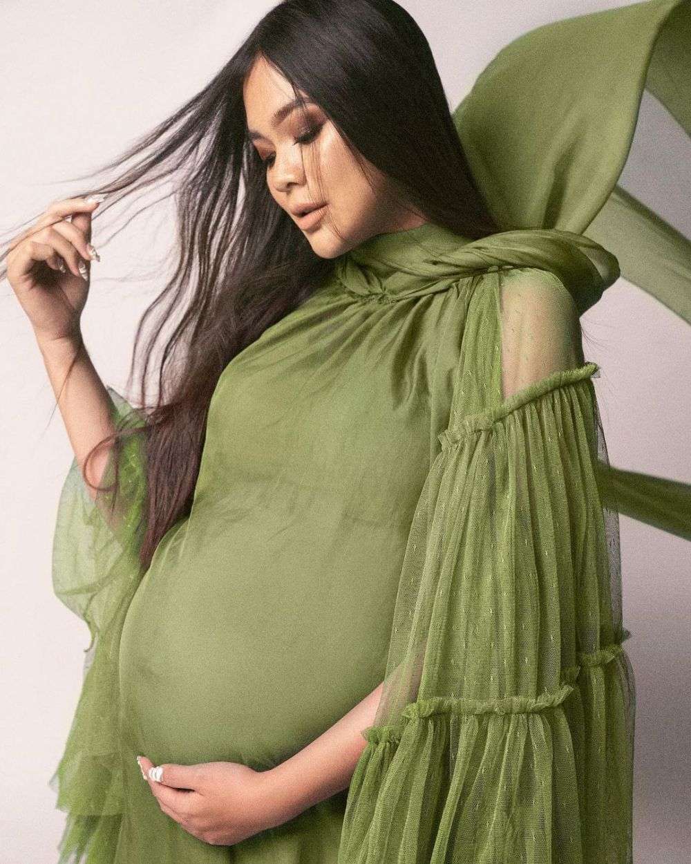 5 Potret Maternity Kezia Warouw, Bergaya bak Gigi Hadid