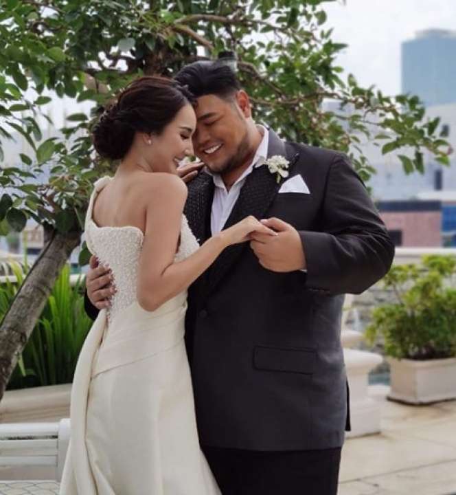 Potret Romantis Ivan Gunawan dan Bella Aprilia Saat Prewedding