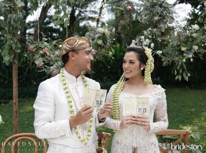Gak Pamer Kemesraan, Deretan Selebriti Ini Menikah Diam-diam