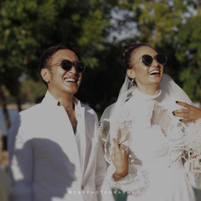 Gak Pamer Kemesraan, Deretan Selebriti Ini Menikah Diam-diam