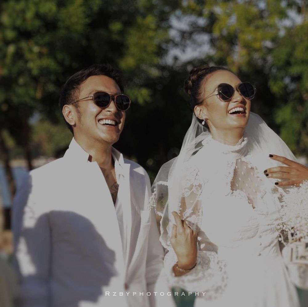 Gak Pamer Kemesraan, Deretan Selebriti Ini Menikah Diam-diam