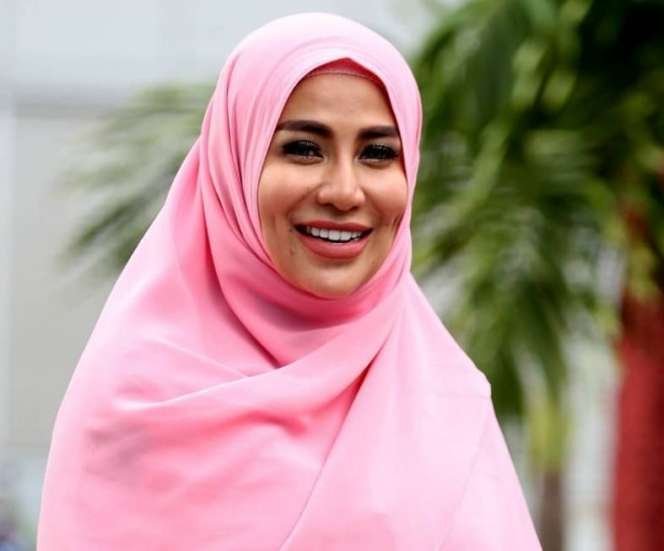 Deretan DJ Wanita yang Mantap Berhijrah 