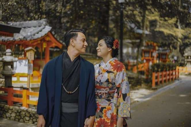 Jauh dari Sorotan! Kemesraan Billy Davidson dan Sang Tunangan