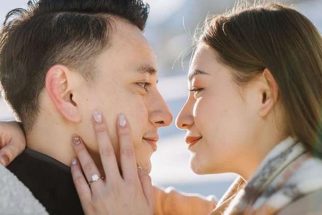 Jauh dari Sorotan! Kemesraan Billy Davidson dan Sang Tunangan