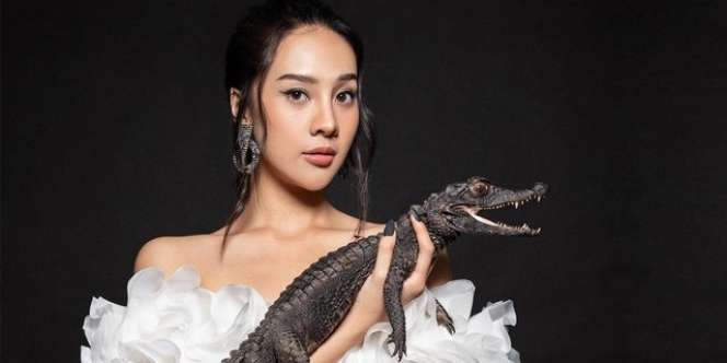 5 Potret Anya Geraldine Gendong Buaya