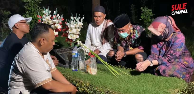 Penuh Haru Potret Sule Ziarah Ke Makam Lina, Mohon Doa Restu