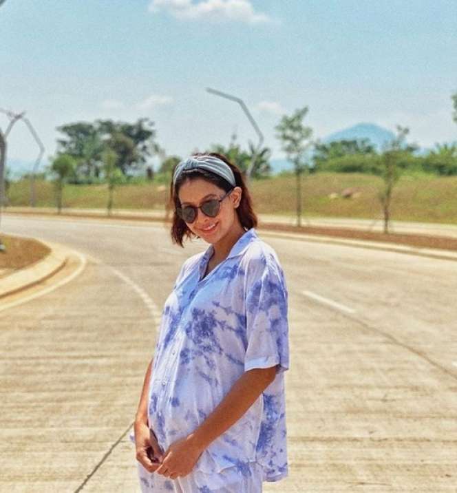 Potret Baby Bump Bunga Jelitha, Gayanya Simpel Banget!