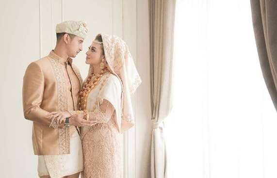 Potret Prewedding Ali Syakieb dan Margin Wieheerm