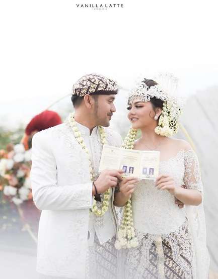 5 Potret Momen Pernikahan Jenita Janet dan Danu Sofwan