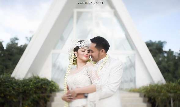 5 Potret Momen Pernikahan Jenita Janet dan Danu Sofwan