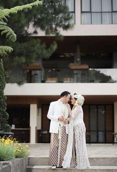 5 Potret Momen Pernikahan Jenita Janet dan Danu Sofwan