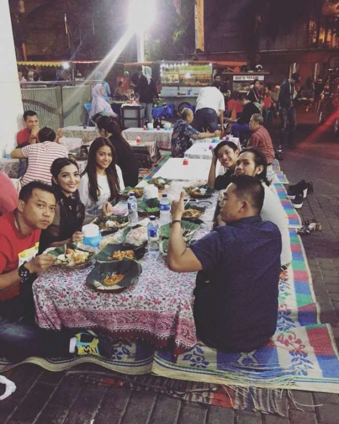 Jauh dari Kesan Mewah, Deretan Selebriti Ini Makan di Emperan