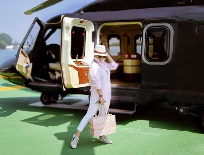 Liburan Mevvah Syahrini Naik Helikopter