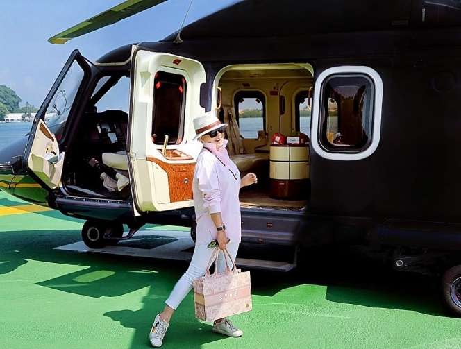 Liburan Mevvah Syahrini Naik Helikopter