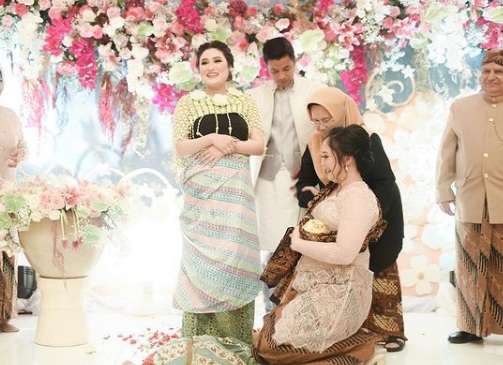Mewah, Siraman 7 Bulan Angbeen Rishi Istri Adly Fairuz