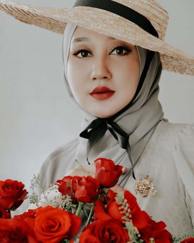 Stunning! Penampilan Dian Pelangi Pemotretan di Dapur