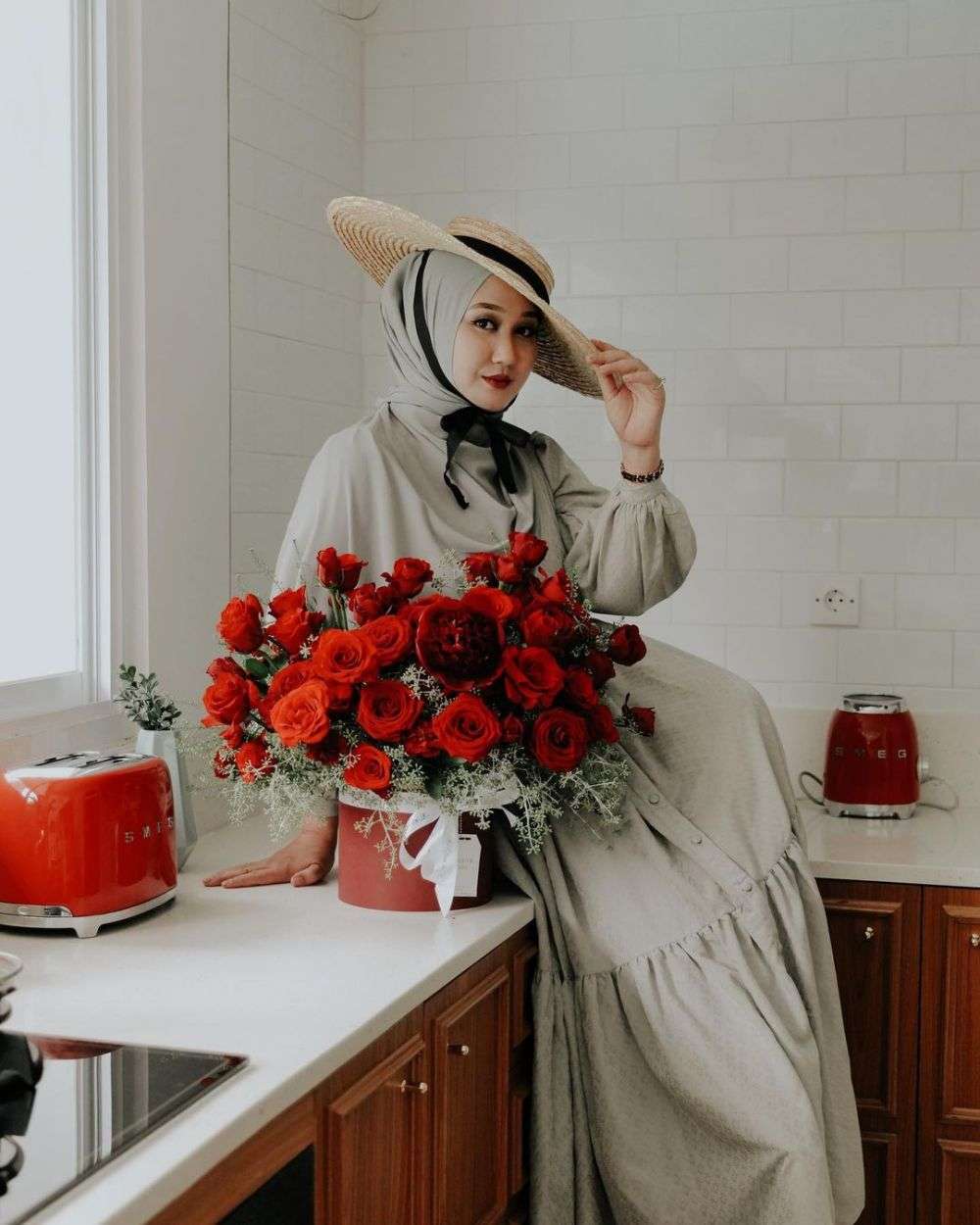 Stunning! Penampilan Dian Pelangi Pemotretan di Dapur