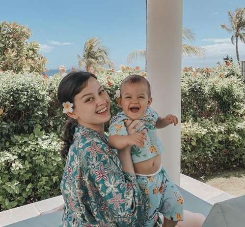 Tampil Polos, Potret Kimberly Ryder Momong Anak
