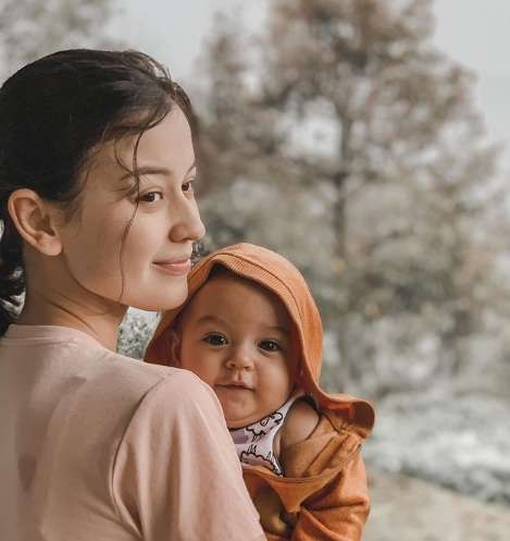 Tampil Polos, Potret Kimberly Ryder Momong Anak