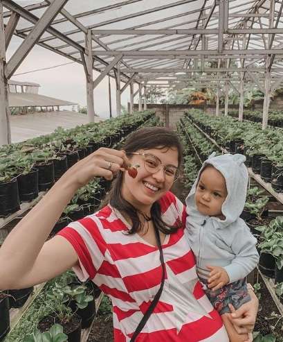 Tampil Polos, Potret Kimberly Ryder Momong Anak